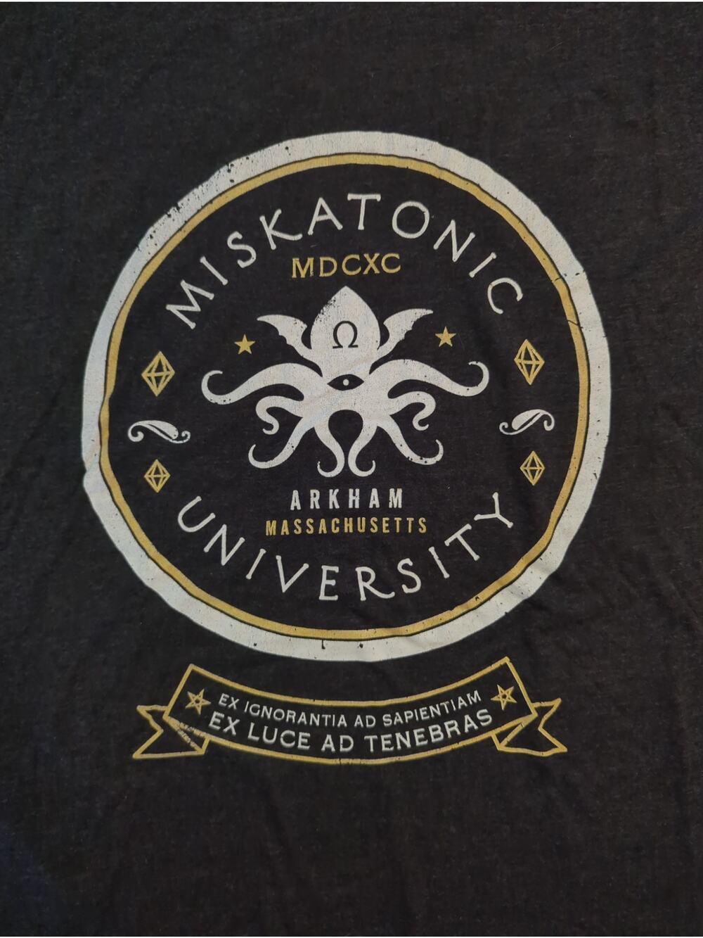 MISKATONIC UNIVERSITY H.P. Lovecraft Black White Gold Short Slv T-shirt Size XL